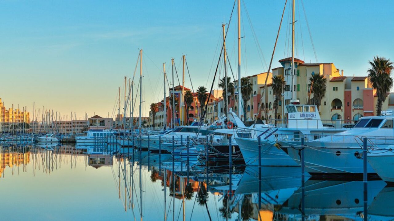 Barcos amarrados, puerto deportivo, VAGUES OCEANES Marinette en Ste Marie La Mer (66).