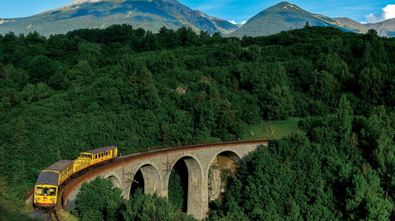 Tren amarillo en viaducto, monta�as, en el camping VAGUES OCEANES Marinette en Ste Marie La Mer (66).