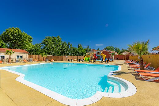 Piscina exterior y zona de juegos acuáticos en el camping VAGUES OCEANES Marinette en Ste Marie La Mer (66).