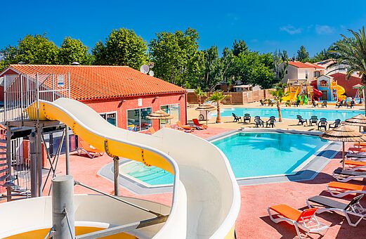 Piscinas y toboganes acu�ticos en el camping VAGUES OCEANES Marinette en Ste Marie La Mer (66).