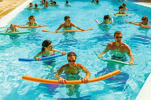 Piscina exterior con animaci�n de aquagym en el camping VAGUES OCEANES Marinette en Ste Marie La Mer (66).