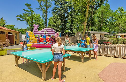 Mesas de ping-pong y estructura hinchable para ni�os en el camping VAGUES OCEANES Marinette en Ste Marie La Mer (66).