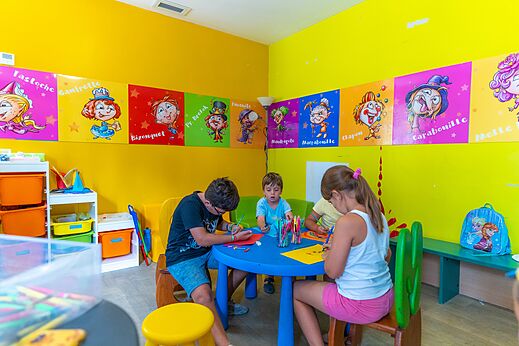 Ni�os dibujando y jugando en la sala de juegos en el camping VAGUES OCEANES Marinette en Ste Marie La Mer (66).