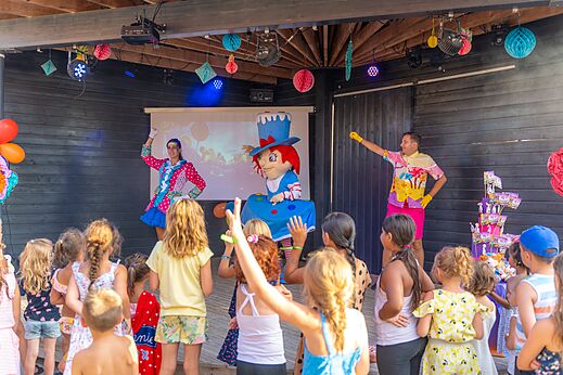 Animaci�n infantil con mascotas y animadores en el escenario del camping VAGUES OCEANES Marinette en Ste Marie La Mer (66).