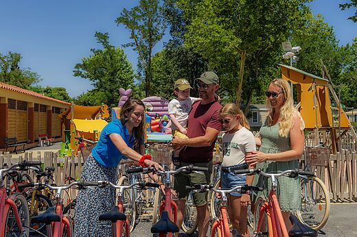 Familia eligiendo bicicletas en el camping VAGUES OCEANES Marinette en Ste Marie La Mer (66).