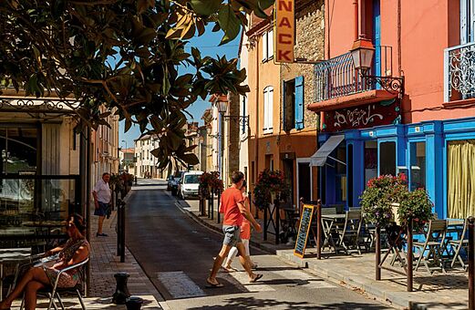 Calle animada de una ciudad típica del sur de Francia, cerca del camping.