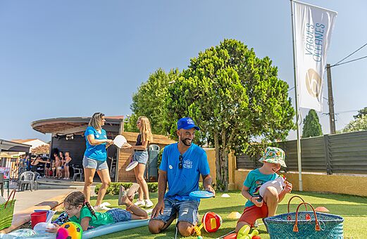 Animaci�n y juegos infantiles en c�sped en el camping VAGUES OCEANES Marinette