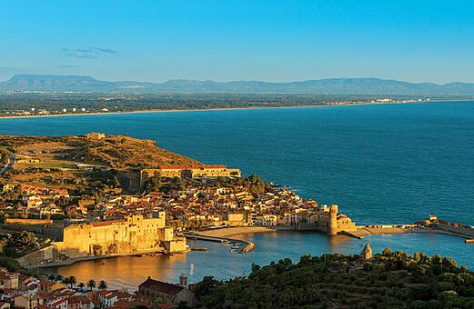 Pueblo costero de Collioure, su puerto y castillo real junto al Mediterr�neo.