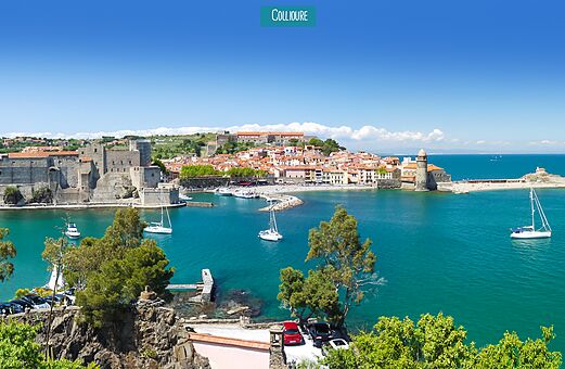 Collioure, su castillo real, su puerto y su campanario junto al mar.
