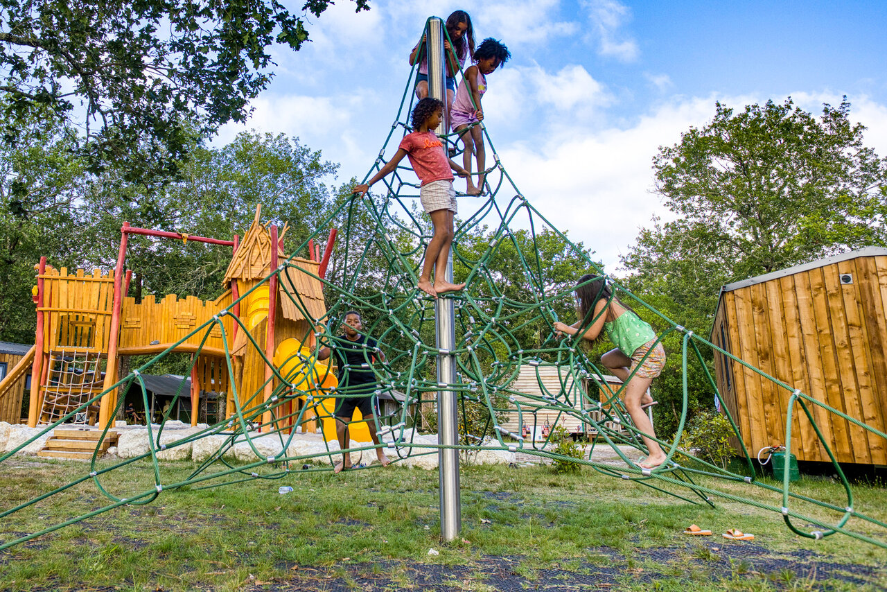 Ni�os en estructura de escalada de cuerda, parque infantil, camping CLICOCHIC M�doc Bleu.