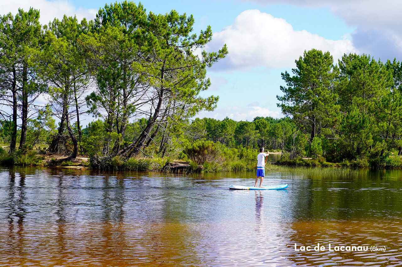 Paddleboarder en el Lago de Lacanau, un lugar para visitar en Gironda.