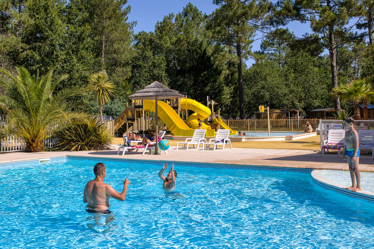 Piscina exterior con toboganes acu�ticos y juegos en el camping CLICOCHIC M�doc Bleu en Carcans (33).
