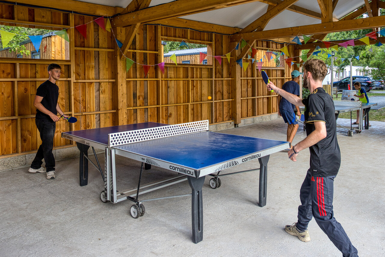 Jugadores de tenis de mesa bajo techo decorado en el camping CLICOCHIC M�doc Bleu en Carcans (33).