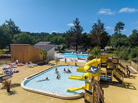 Piscina, toboganes y juegos acuáticos en el camping CLICOCHIC Médoc Bleu Carcans.