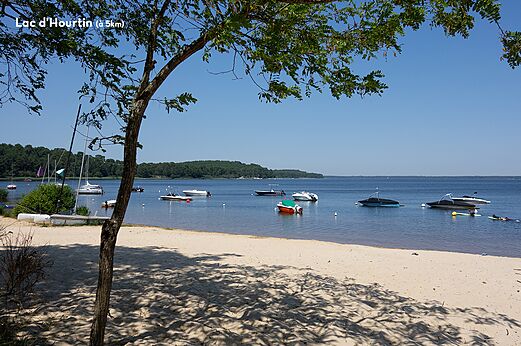 Playa de arena y barcos en el Lago de Hourtin, Gironda.