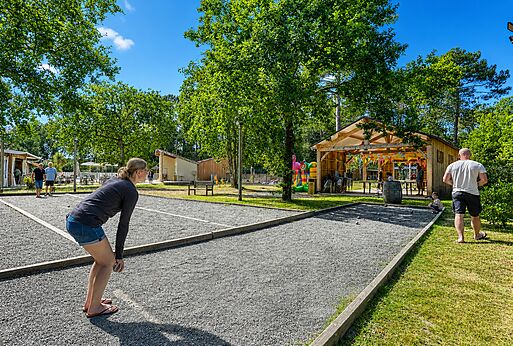 Cancha de petanca y castillo hinchable en el camping CLICOCHIC Médoc Bleu en Carcans (33).