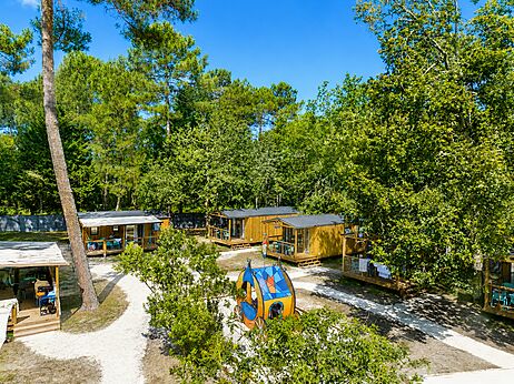 Casas móviles y zona de juegos infantiles en el camping CLICOCHIC Médoc Bleu en Carcans (33).