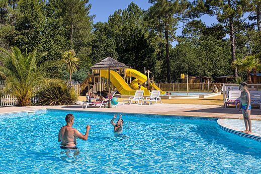 Piscina exterior, toboganes y juegos acuáticos en CLICOCHIC Médoc Bleu Carcans (33).