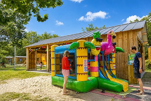 Juegos inflables con tobogán en el camping CLICOCHIC Médoc Bleu en Carcans (33).
