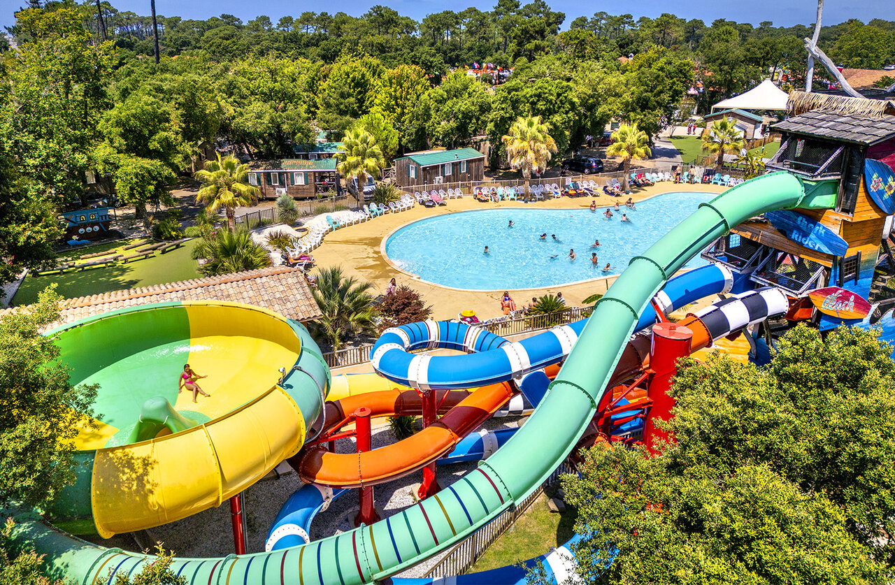 Toboganes acu�ticos gigantes y piscina exterior animada en camping CAPFUN Mer Labenne-Oc�an (40).
