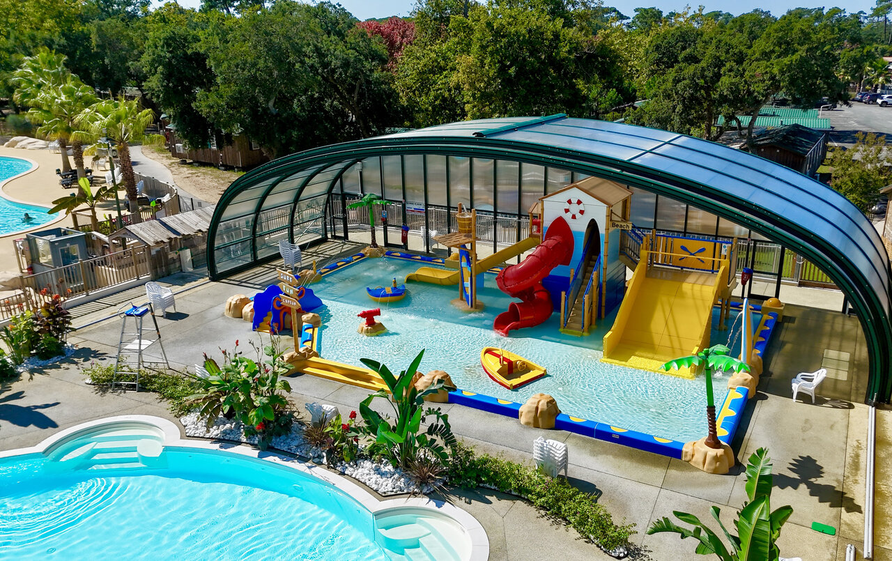 Parque acu�tico cubierto con toboganes y juegos de agua en el camping CAPFUN Mer en Labenne-Oc�an (40).