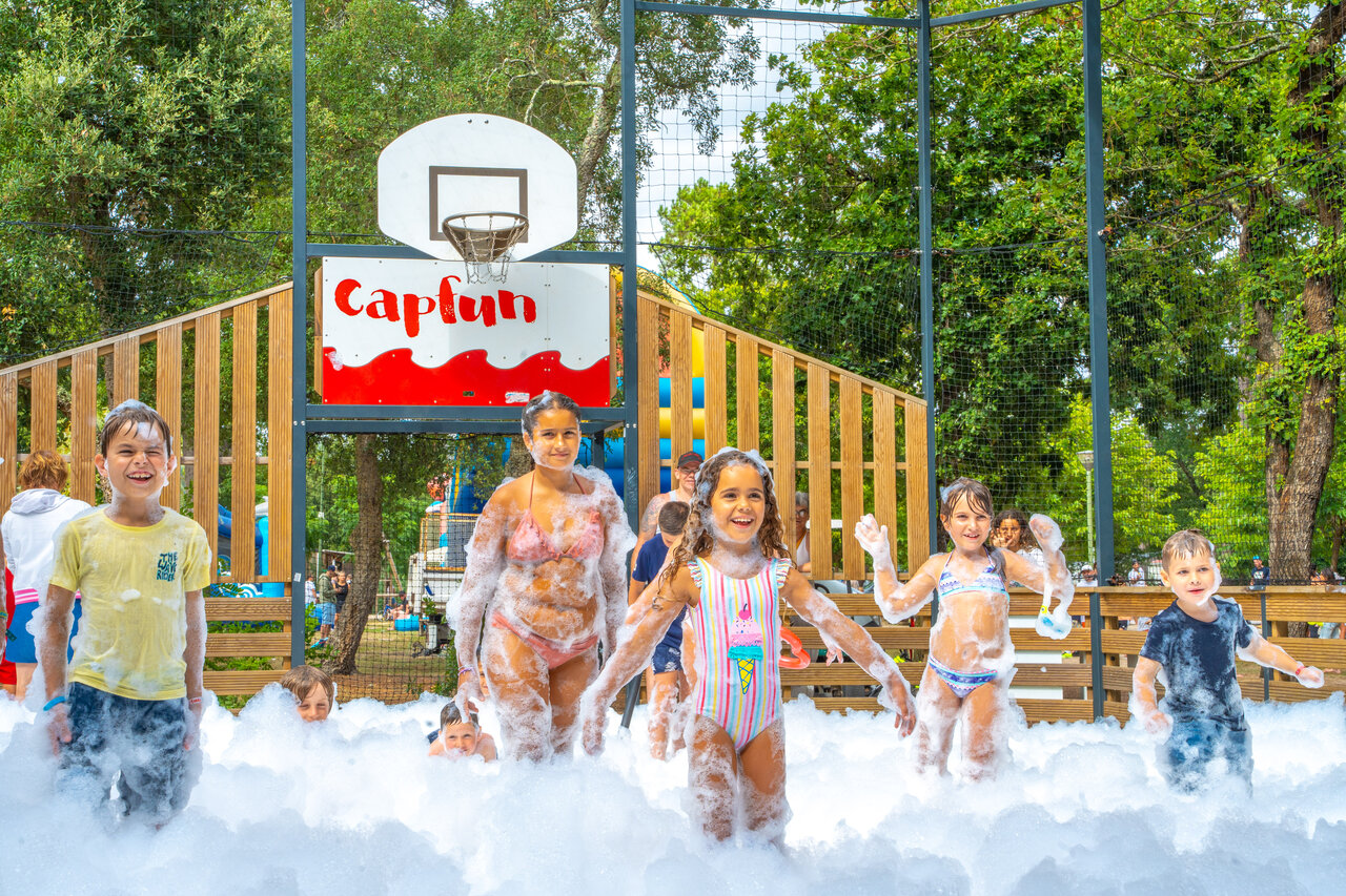 Fiesta de la espuma para ni�os en el camping CAPFUN Mer en Labenne-Oc�an (40).