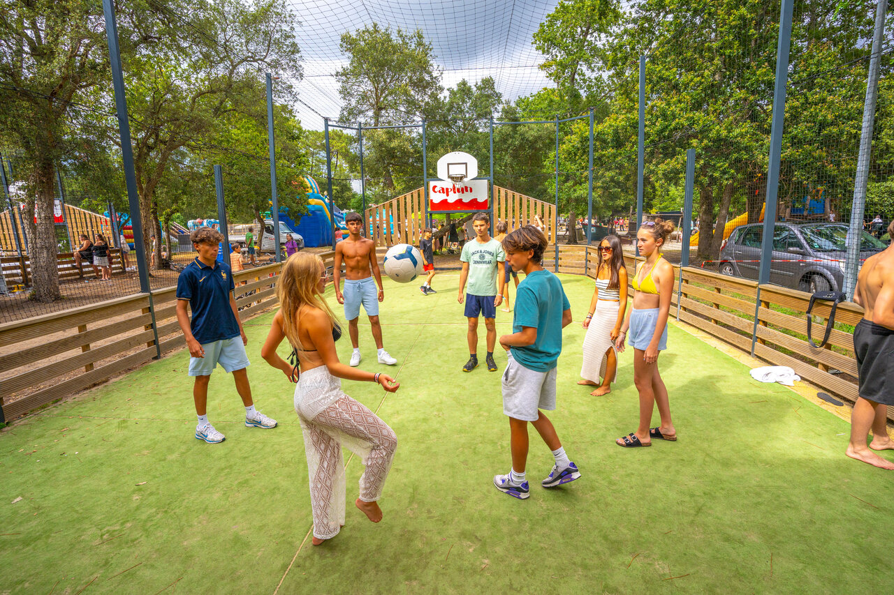 J�venes jugando f�tbol en campo multideportivo Capfun, camping CAPFUN Mer Labenne-Oc�an.