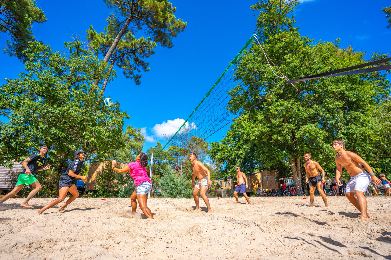 Partido de voleibol de playa en arena con amigos en el camping CAPFUN Mer en Labenne-Oc�an (40).