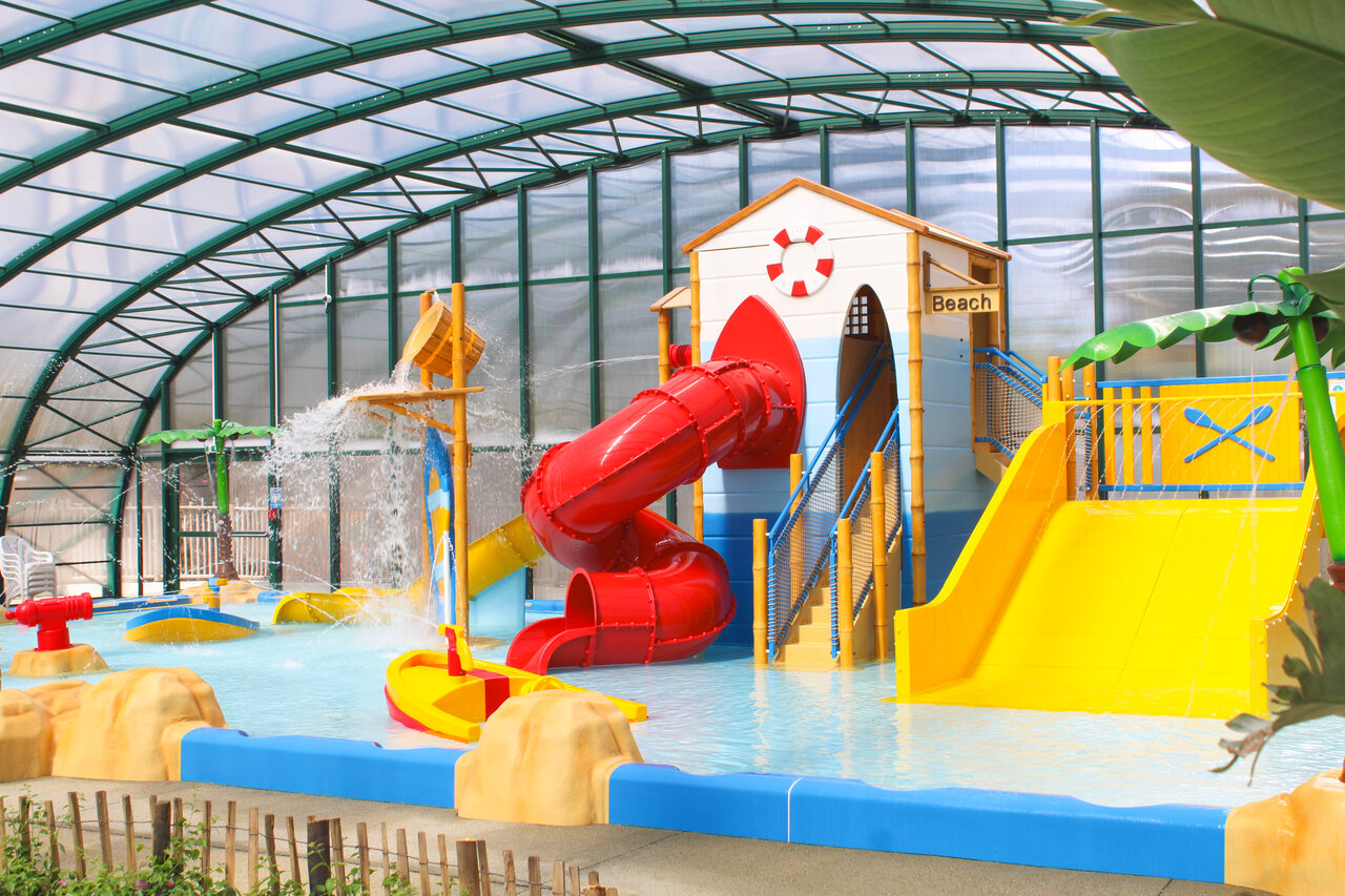 Piscina con toboganes y juegos acu�ticos en el camping CAPFUN Mer en Labenne-Oc�an (40).