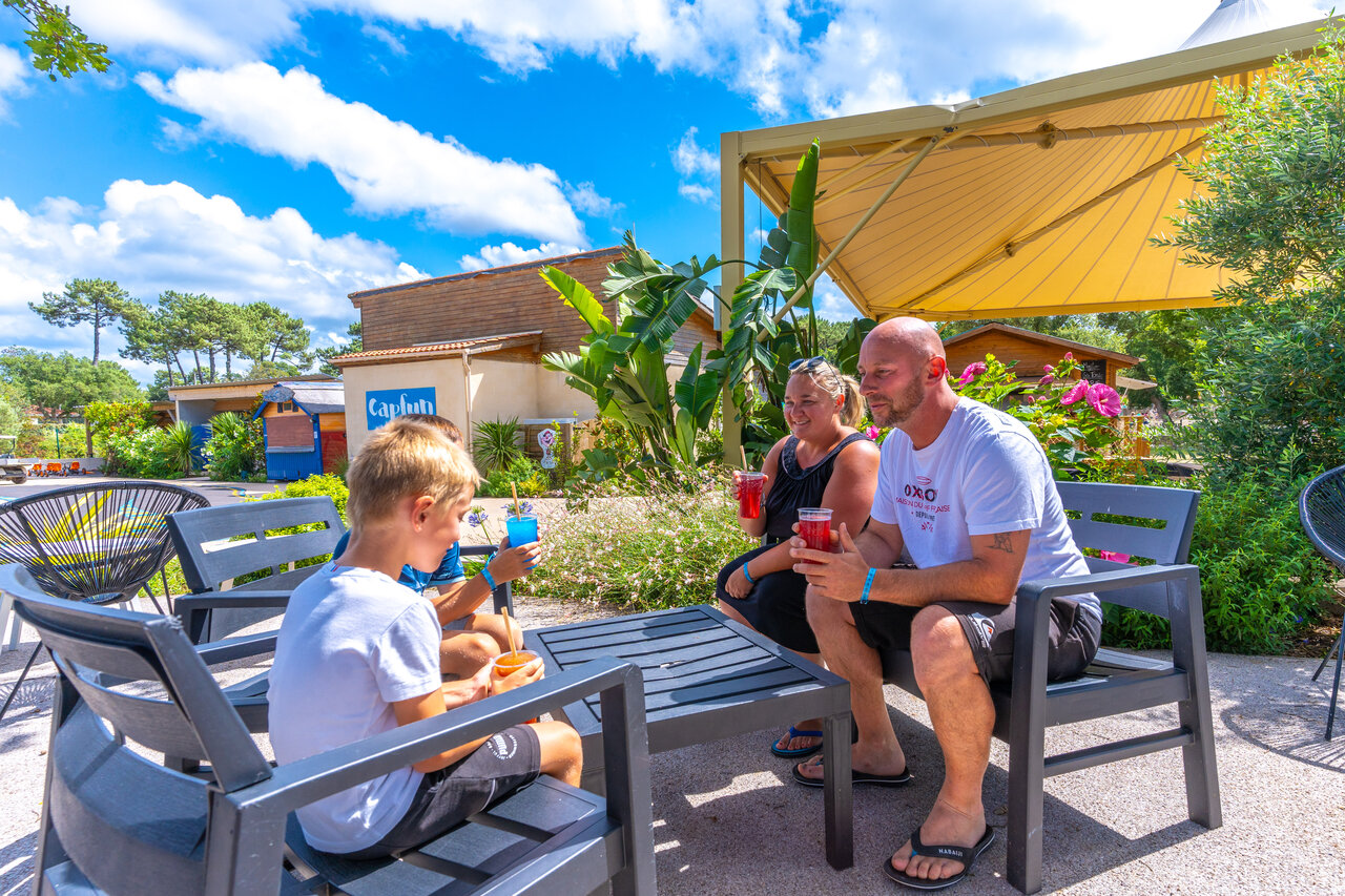 Familia disfrutando bebidas en el bar del camping CAPFUN Mer Labenne-Oc�an.