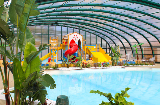 Piscina cubierta con toboganes acu�ticos y juegos de agua en el camping CAPFUN Mer en Labenne-Oc�an (40).
