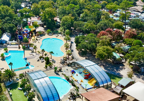 Piscinas exteriores y cubiertas, toboganes gigantes en el camping CAPFUN Mer en Labenne-Oc�an (40).