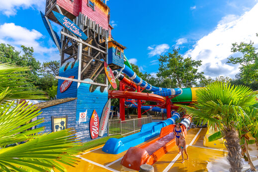 Toboganes acu�ticos coloridos y estructura de juegos en el camping CAPFUN Mer en Labenne-Oc�an (40).