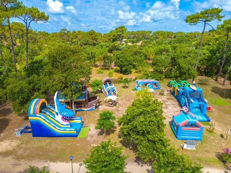 Estructuras hinchables y toboganes para niños en el camping CAPFUN Mer en Labenne-Océan (40).