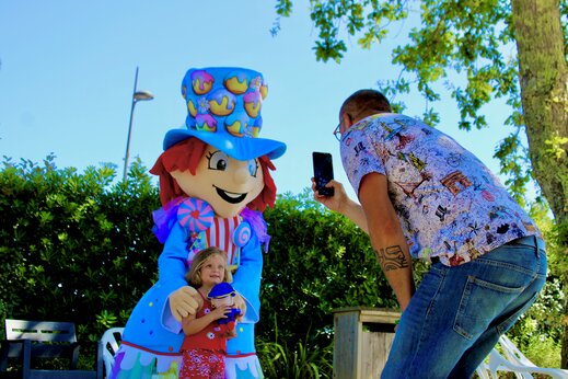 Mascota colorida y niño posando en el camping CAPFUN Mer en Labenne-Océan (40).