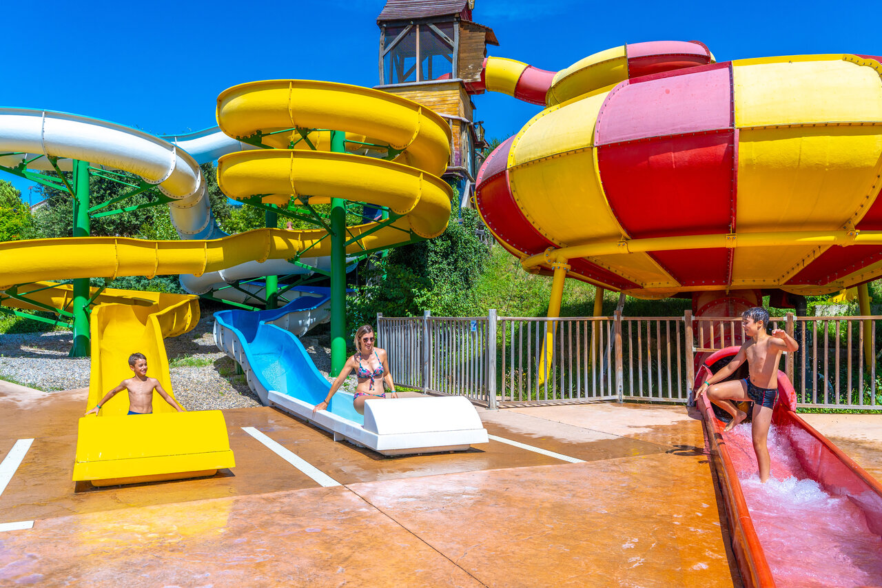 Toboganes acu�ticos coloridos y juegos de agua para ni�os en el camping CAPFUN Merle Roux en Baix (07).