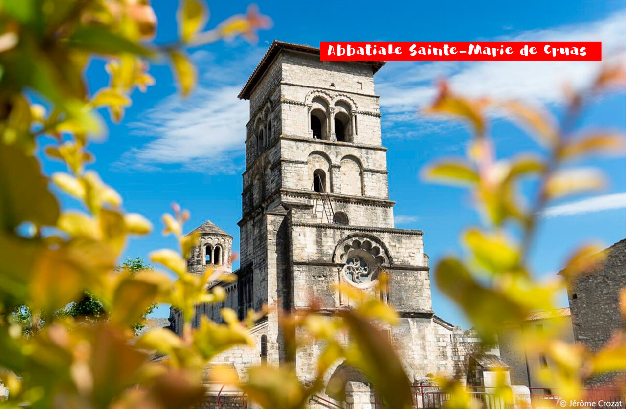 Abad�a Sainte-Marie de Cruas, monumento hist�rico para visitar cerca de Baix.