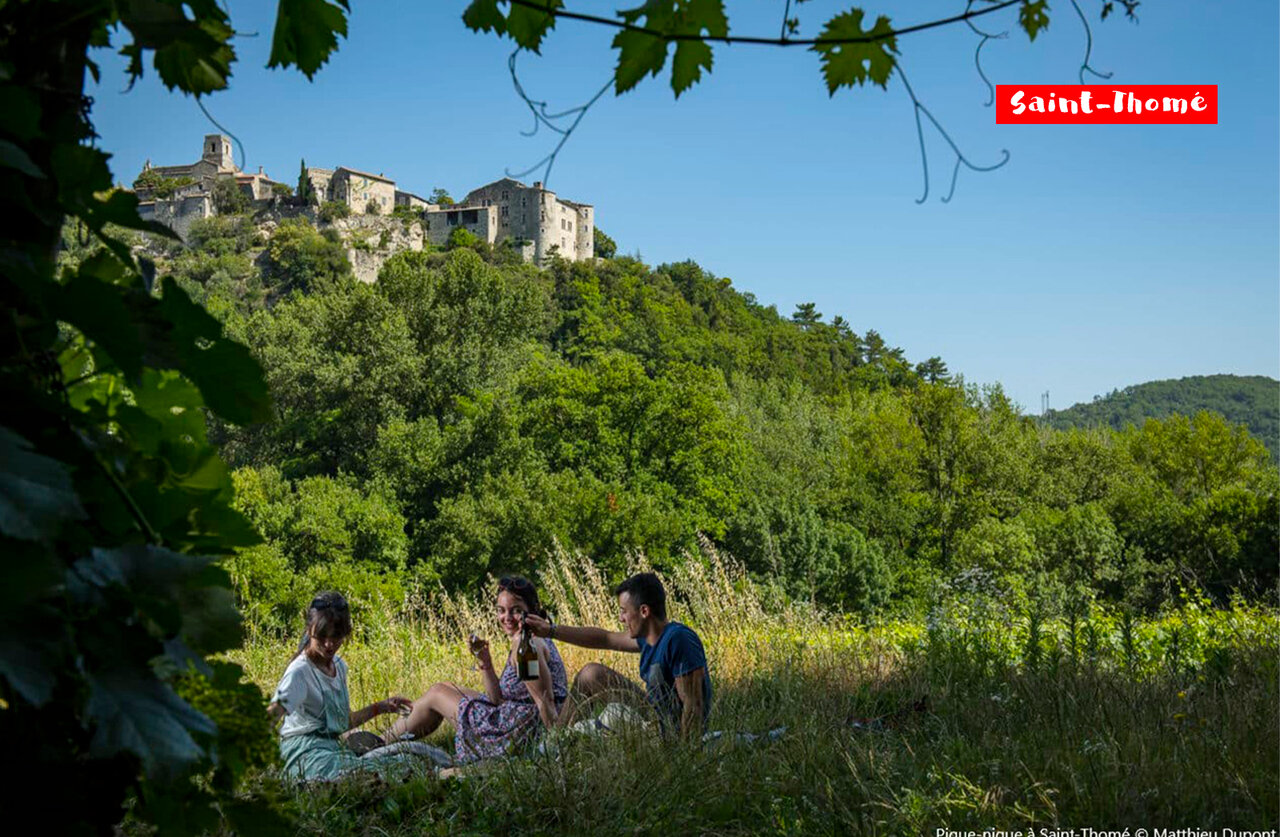 Pueblo medieval de Saint-Thom� en colina, lugar tur�stico para visitar en Ard�che.