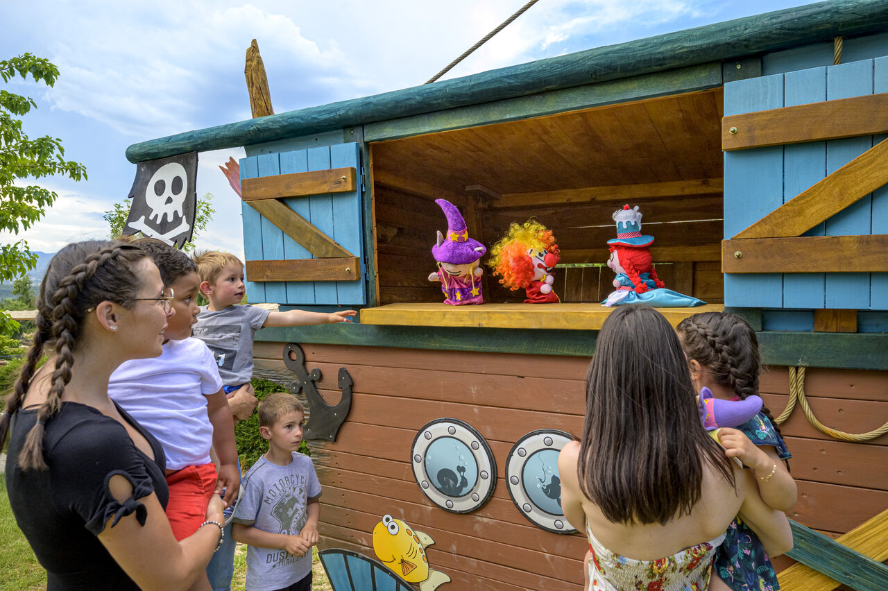 Espect�culo de marionetas para ni�os en el camping CAPFUN Merle Roux, Baix (07).