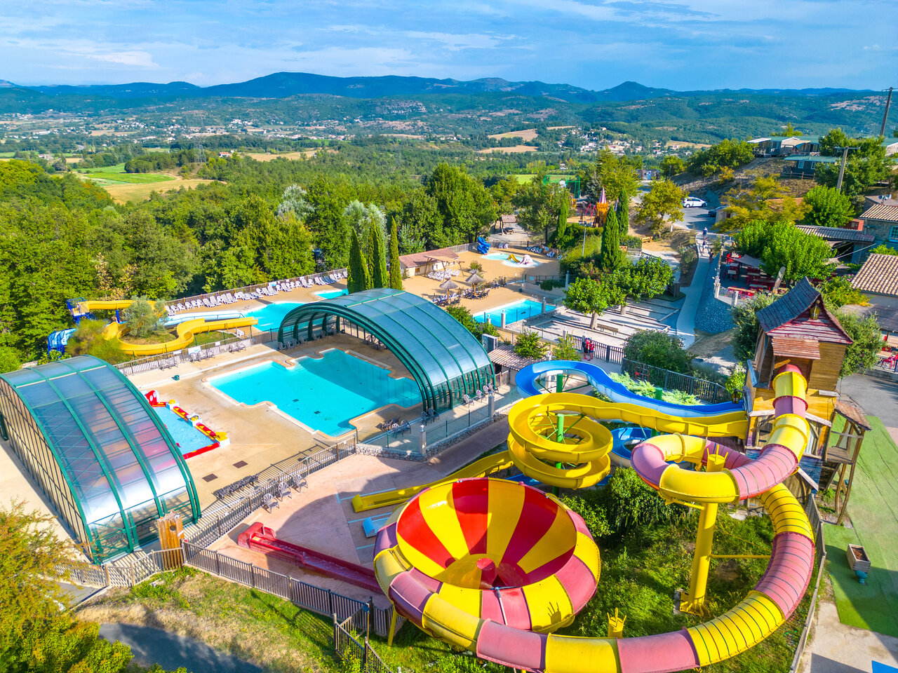 Parque acu�tico, toboganes y piscinas en el camping CAPFUN Merle Roux en Baix (07).