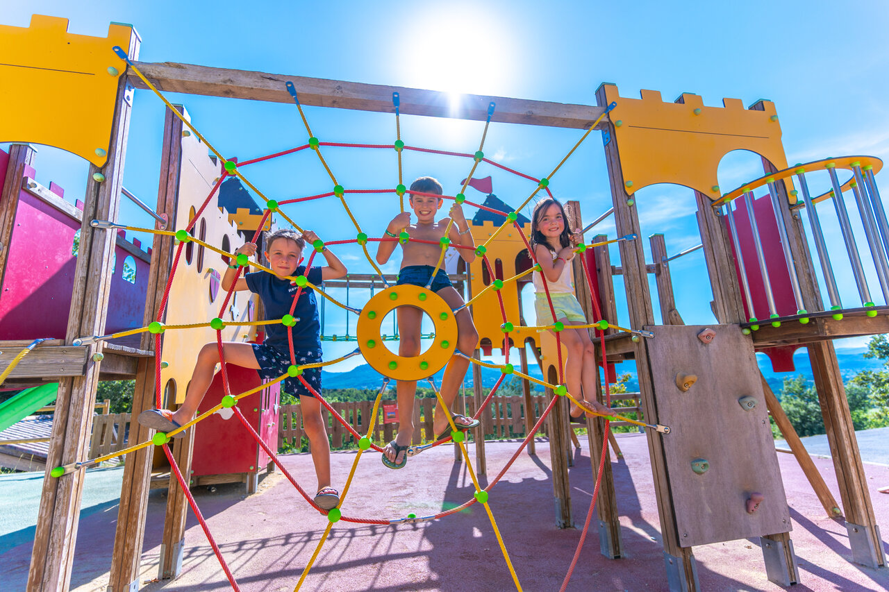 Parque infantil, ni�os escalando en camping CAPFUN Merle Roux, Baix (07).