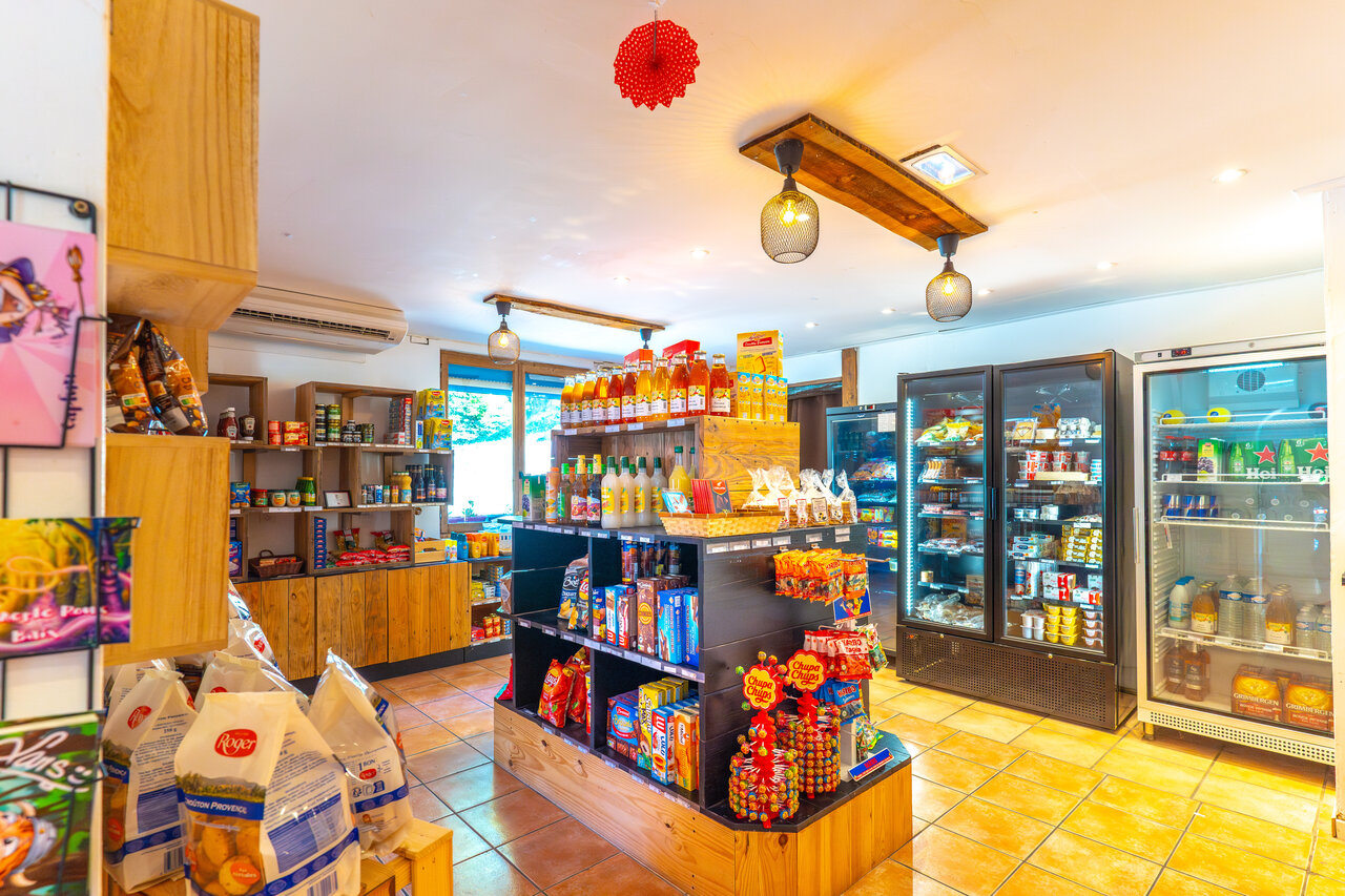 Tienda de comestibles con productos frescos y bebidas en el camping CAPFUN Merle Roux en Baix (07).