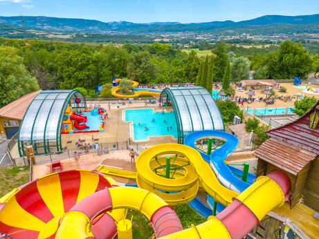Toboganes acuáticos y piscinas exteriores en el camping CAPFUN Merle Roux en Baix (07).
