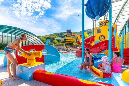 Zona acu�tica l�dica con juegos de agua en el camping CAPFUN Merle Roux (07).