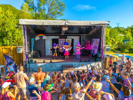 Espect�culo de animaci�n con mascotas y ni�os en el camping CAPFUN Merle Roux en Baix (07).