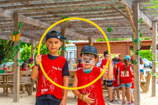 Ni�os sonrientes en actividad del Mini Club en el camping CAPFUN Merle Roux en Baix (07).
