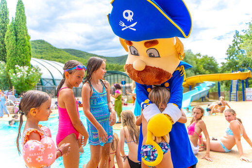 Mascota pirata y ni�os en la piscina del CAPFUN Merle Roux en Baix (07).