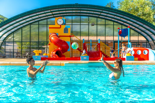 Piscina, juegos acu�ticos y gran tobog�n en el camping CAPFUN Merle Roux en Baix (07).