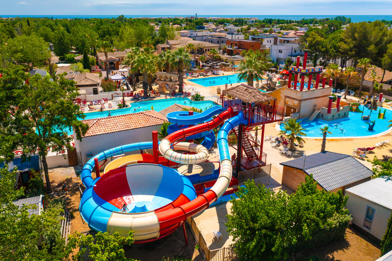 Toboganes gigantes, piscinas y juegos acu�ticos en el camping CAPFUN Mer et Soleil.