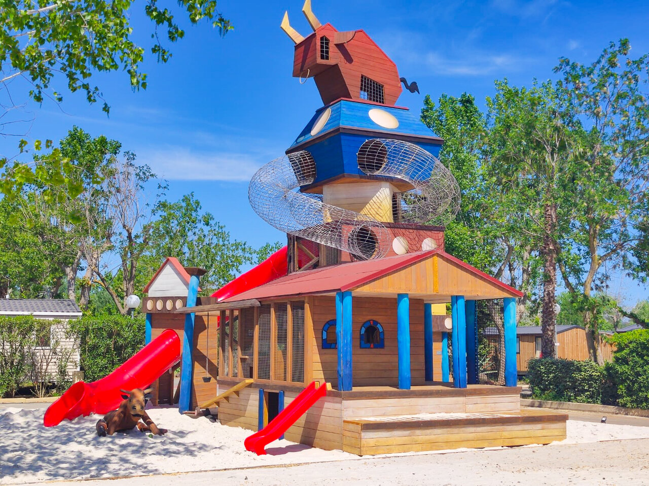 Parque infantil de madera, toboganes, t�neles, camping CAPFUN Mer et Soleil en Cap d'Agde (34).